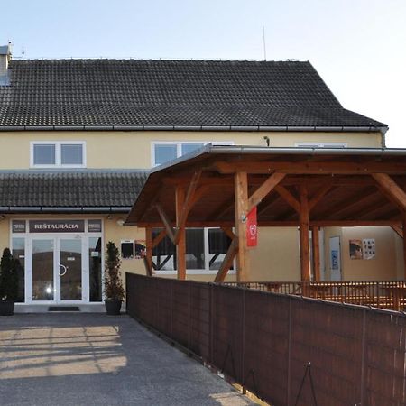 Sport Hotel Ostrov Trenčín Buitenkant foto