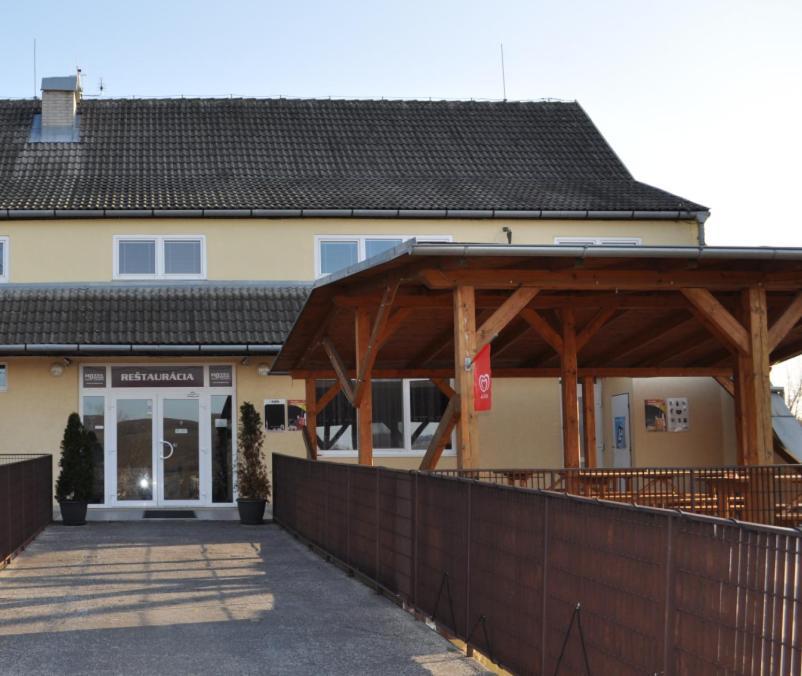 Sport Hotel Ostrov Trenčín Buitenkant foto